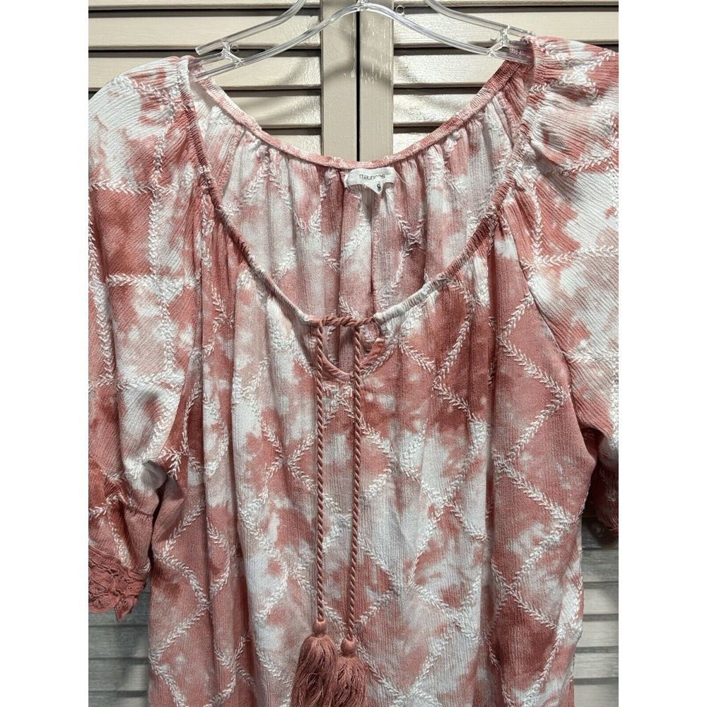 Maurices Mauve/White Tie Dye Short Sleeve Elastic Hem Scoop/Tie Neck Size 0 - Picture 3 of 7